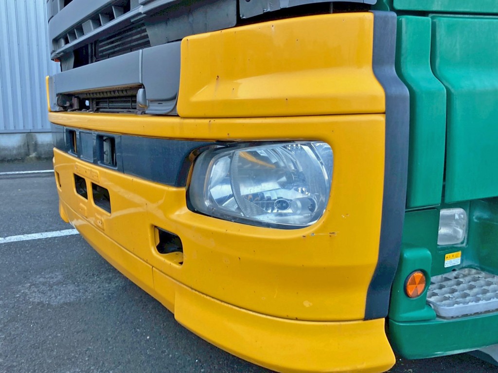 フロントバンパーの所々に小キズがあります。(助手席側)|日野 プロフィア QPG-FR1EXEGの写真24