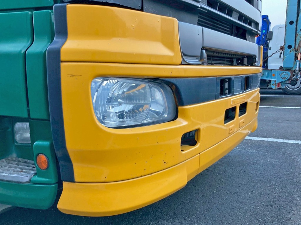 フロントバンパーの所々に小キズがあります。(運転席側)|日野 プロフィア QPG-FR1EXEGの写真25