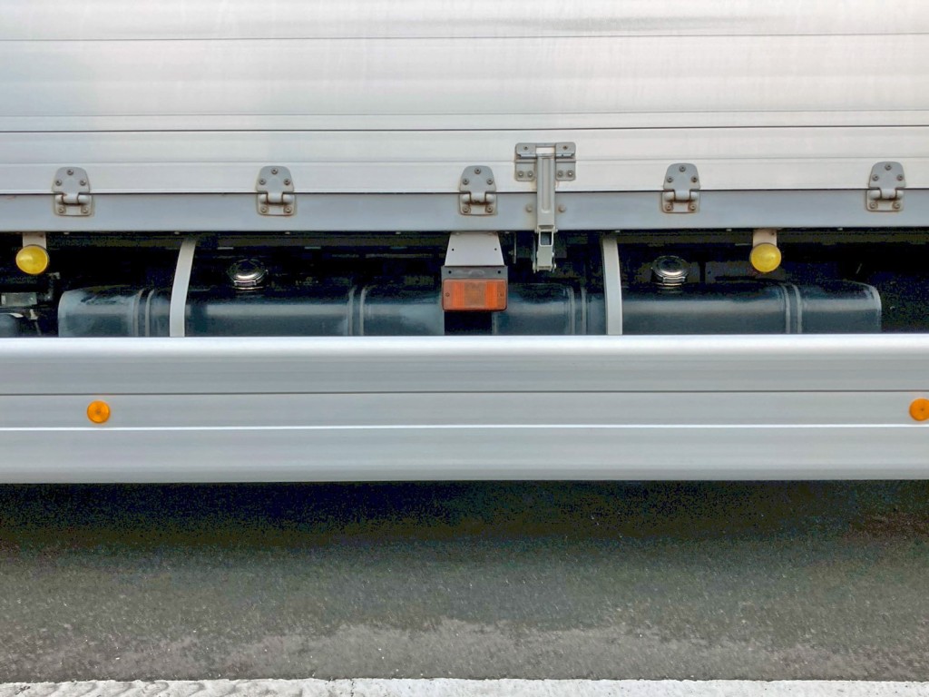 燃料タンクは300Lが2つ付いています。|日野 プロフィア QPG-FR1EXEGの写真28
