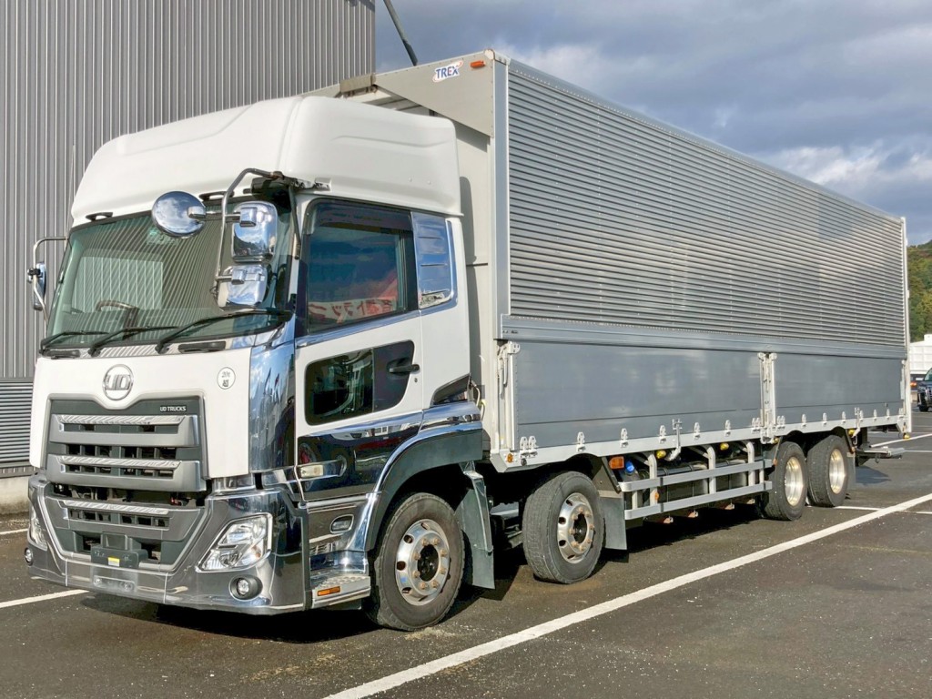 フロント周り、メッキパーツで飾っています。|UDトラックス クオン 2PG-CG5CAの写真1