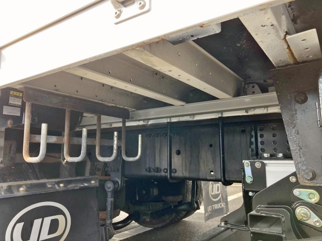 シャーシとネタの状態です。(縦ネタは鉄製・横ネタは鉄とアルミが使用されています)|UDトラックス クオン 2PG-CG5CAの写真6