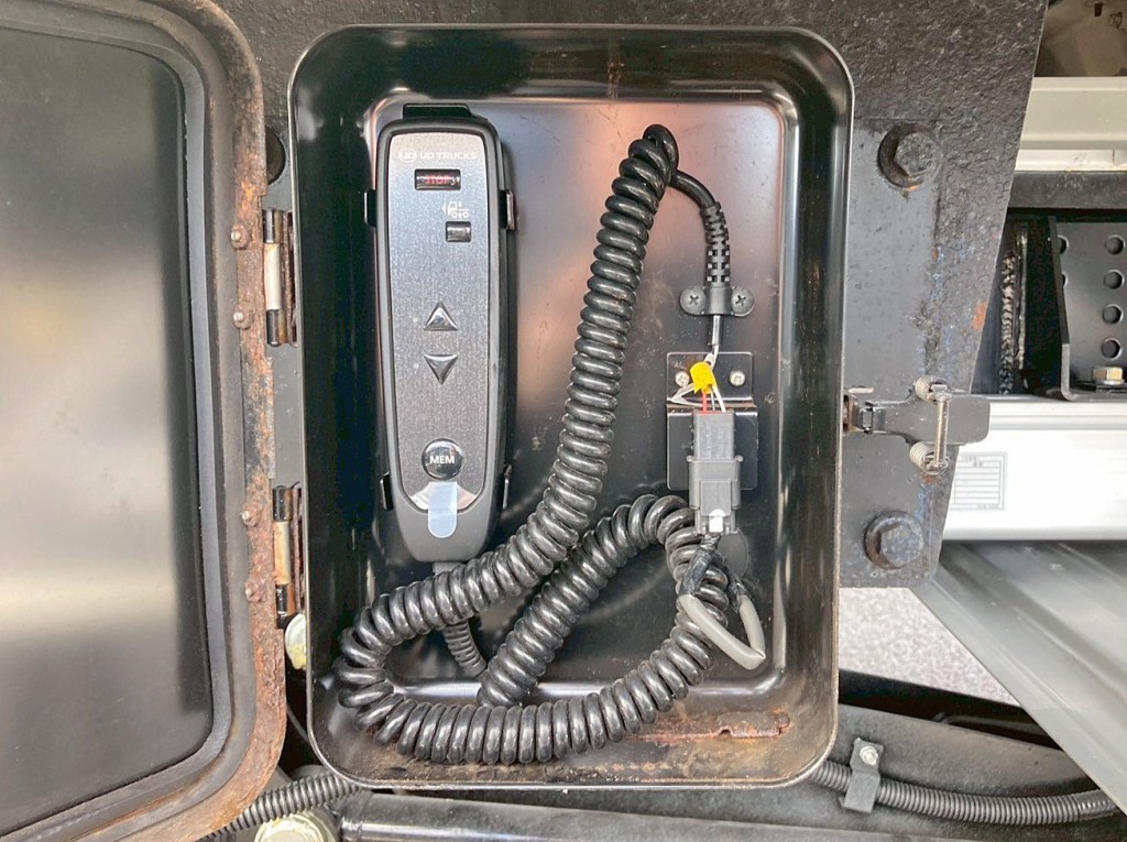 ボディー助手席側後方にエアサスのコントローラーが付いています。|UDトラックス 2PG-CG5CAの写真7