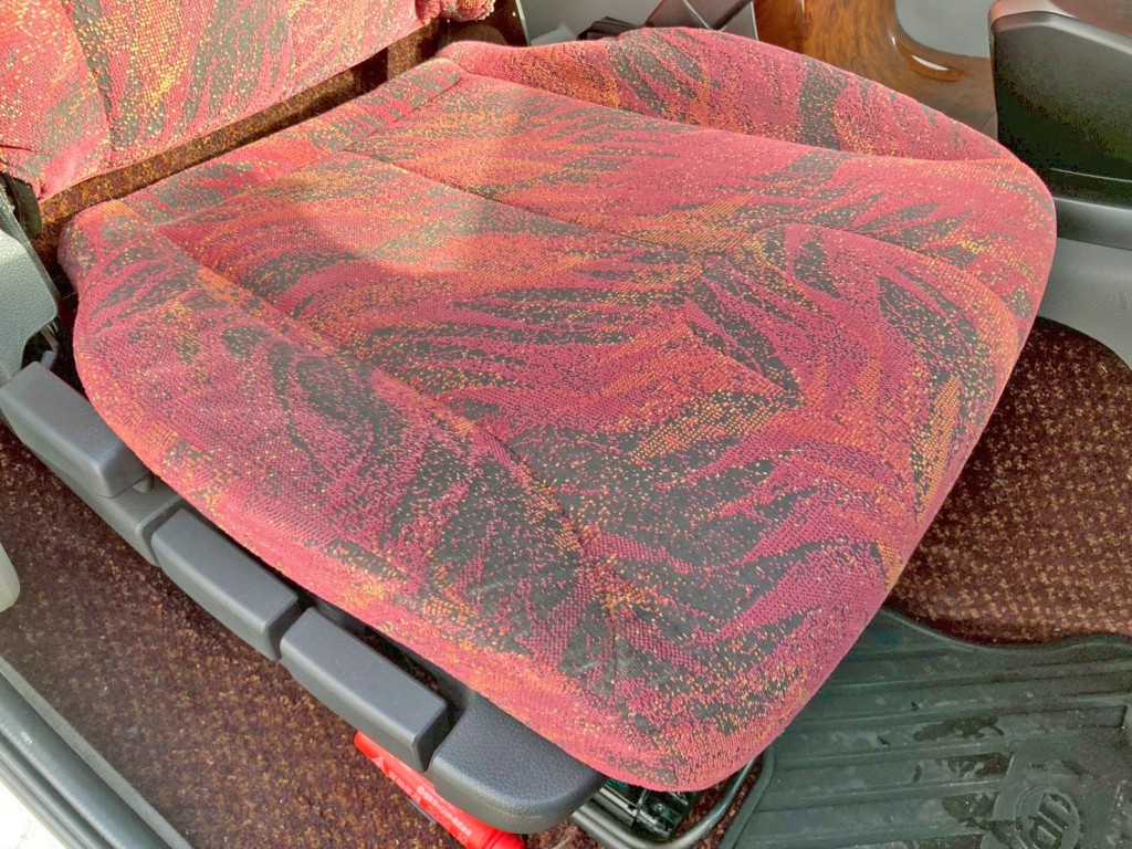 運転席座面にヘタリがあります。|UDトラックス 2PG-CG5CAの写真9