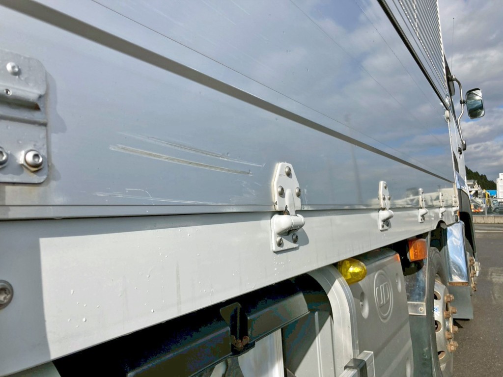 運転席側アオリ前方に引きキズがあります。|UDトラックス クオン 2PG-CG5CAの写真20