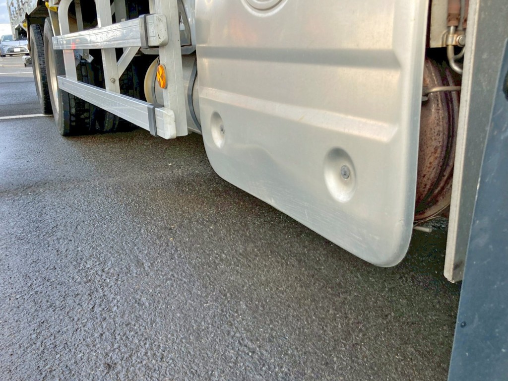 マフラーカバー下部にヘコミがあります。|UDトラックス 2PG-CG5CAの写真21