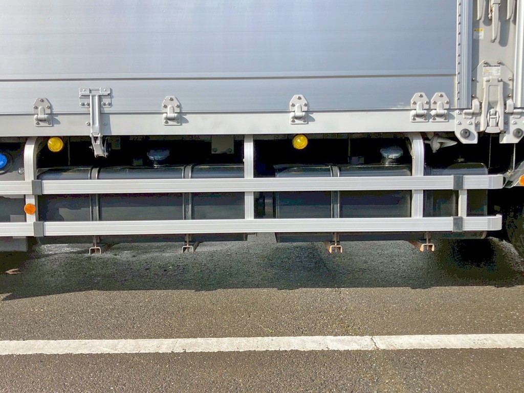 燃料タンクは300Lが2つ付いています。|UDトラックス 2PG-CG5CAの写真24