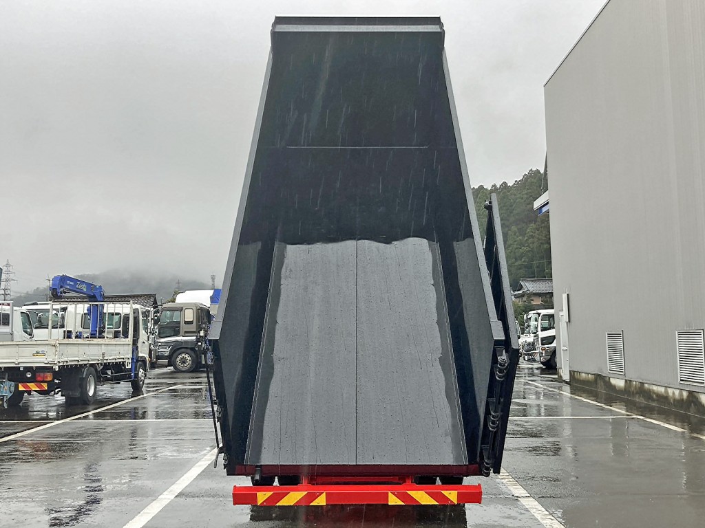 床は鉄板です。|日野 レンジャー 2KG-FD2ABA(2WD)の写真9