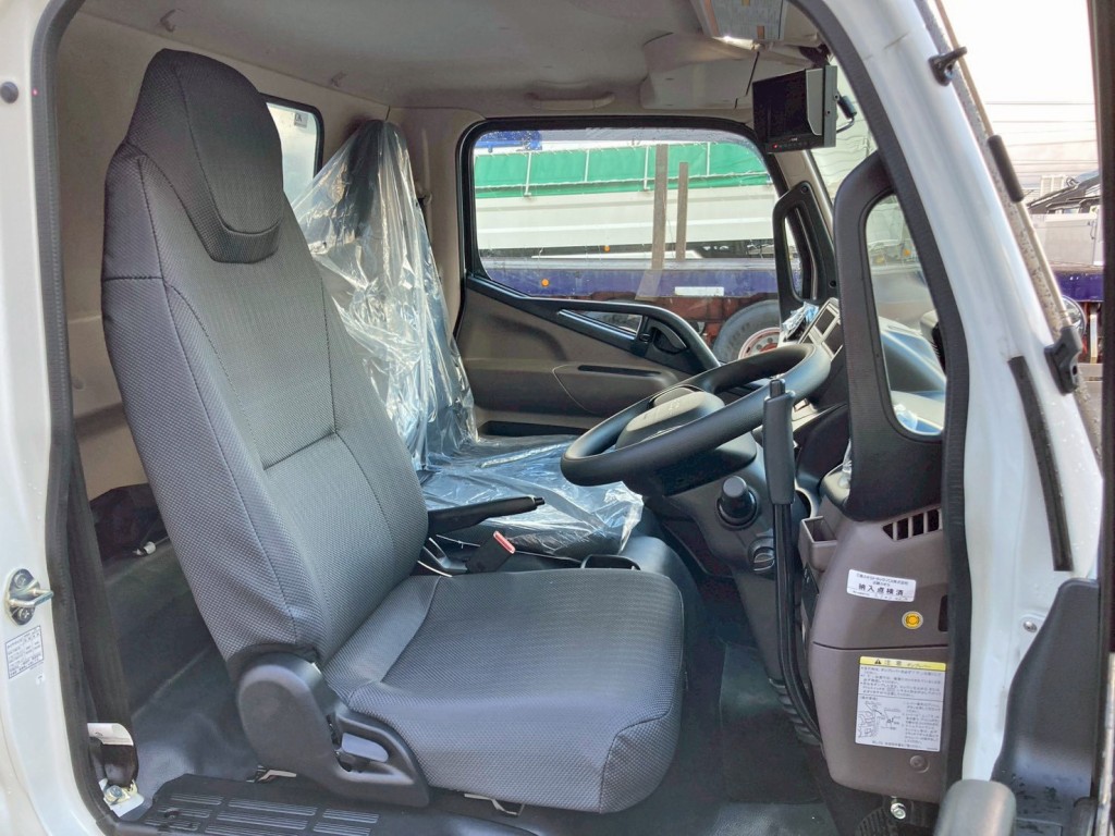 乗車定員は3名です。|三菱 キャンター 2RG-FBA60(2WD)の写真7