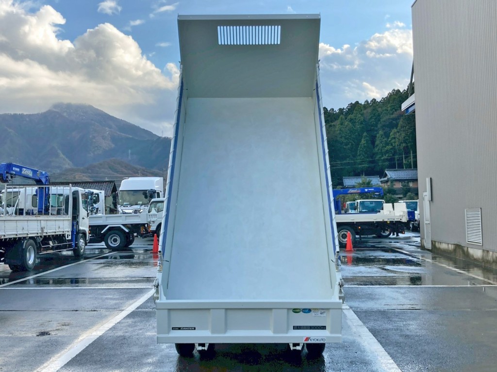 床は鉄板です。|三菱 キャンター 2RG-FBA60(2WD)の写真8