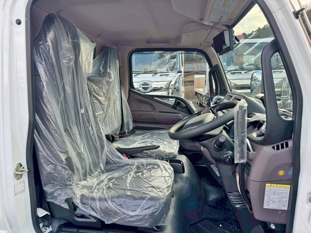 乗車定員は3名です。|三菱 キャンター 2RG-FBA60(2WD)の写真7