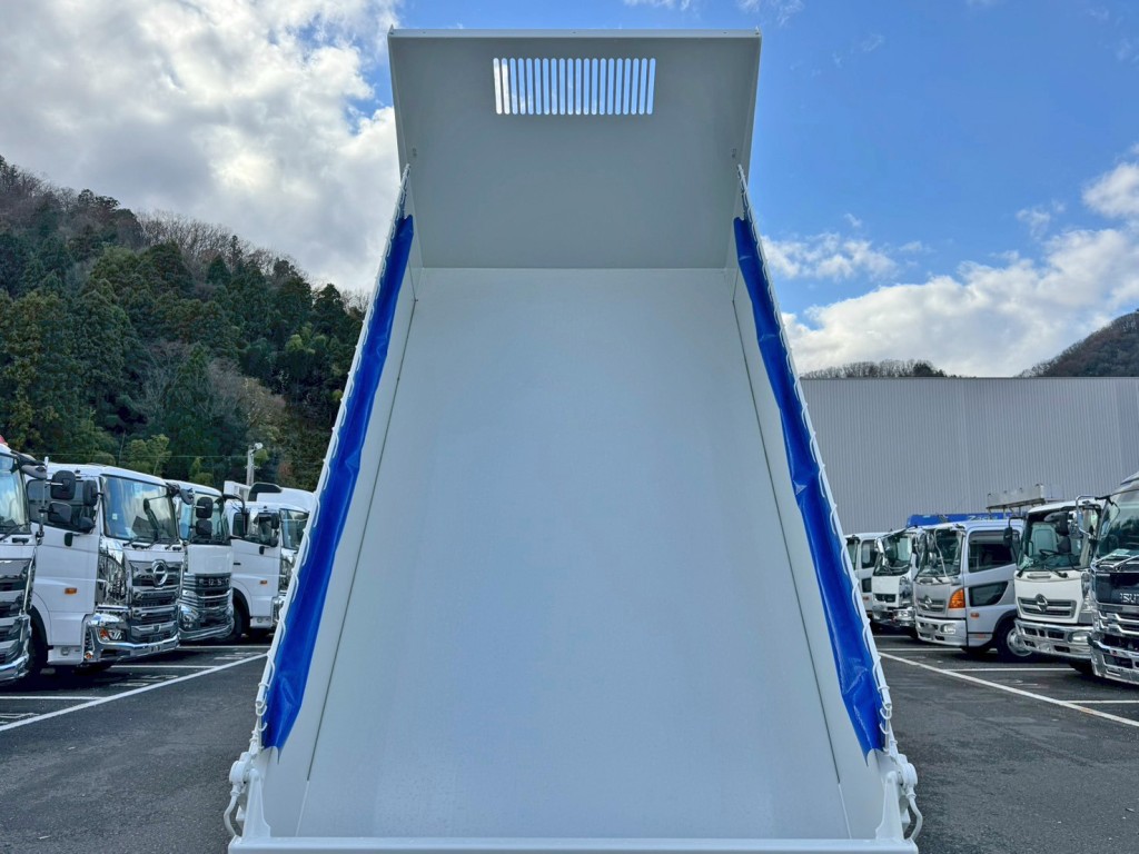 床は鉄板です。|三菱 キャンター 2RG-FBA60(2WD)の写真8