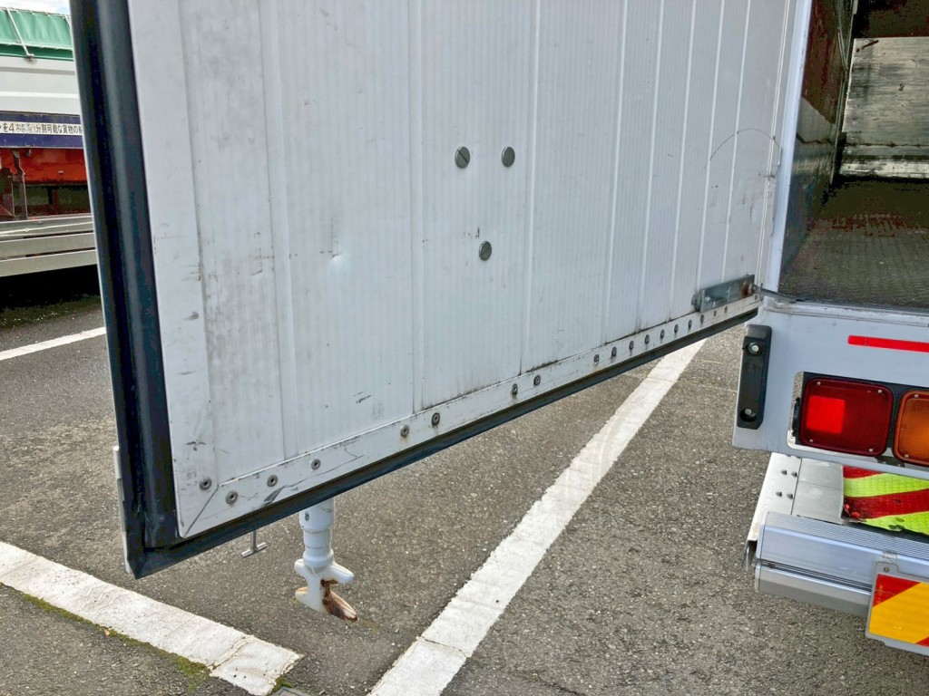 助手席側リヤドア内側にヘコミがあります。|いすゞ フォワード TKG-FRR90S2(2WD)の写真11