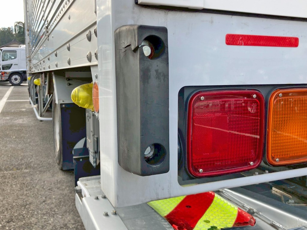 助手席側当たりゴムに割れがあります。|いすゞ フォワード TKG-FRR90S2(2WD)の写真15