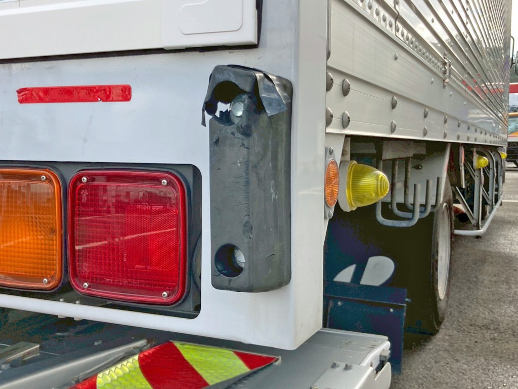 運転席側当たりゴムに割れがあります。|いすゞ フォワード TKG-FRR90S2(2WD)の写真16