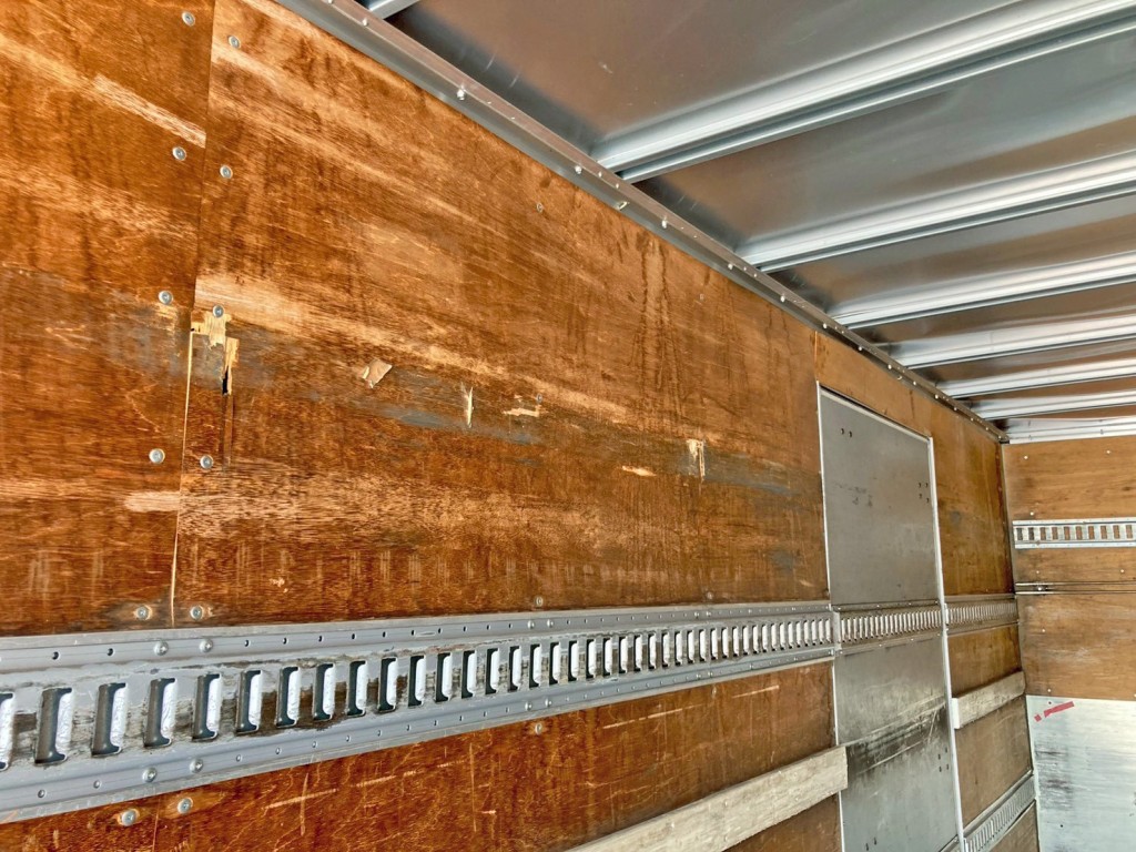 ボディー助手席側後方上部に割れがあります。|いすゞ フォワード TKG-FRR90S2(2WD)の写真19