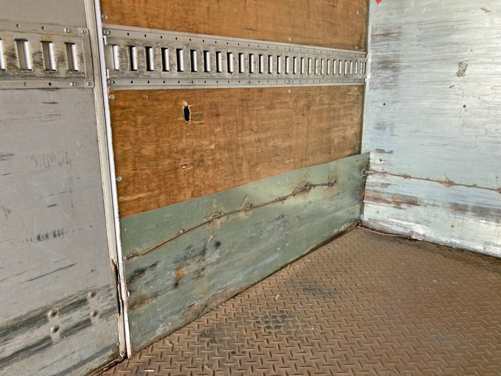 ボディー助手席側前方下部に割れがあります。|いすゞ フォワード TKG-FRR90S2(2WD)の写真20