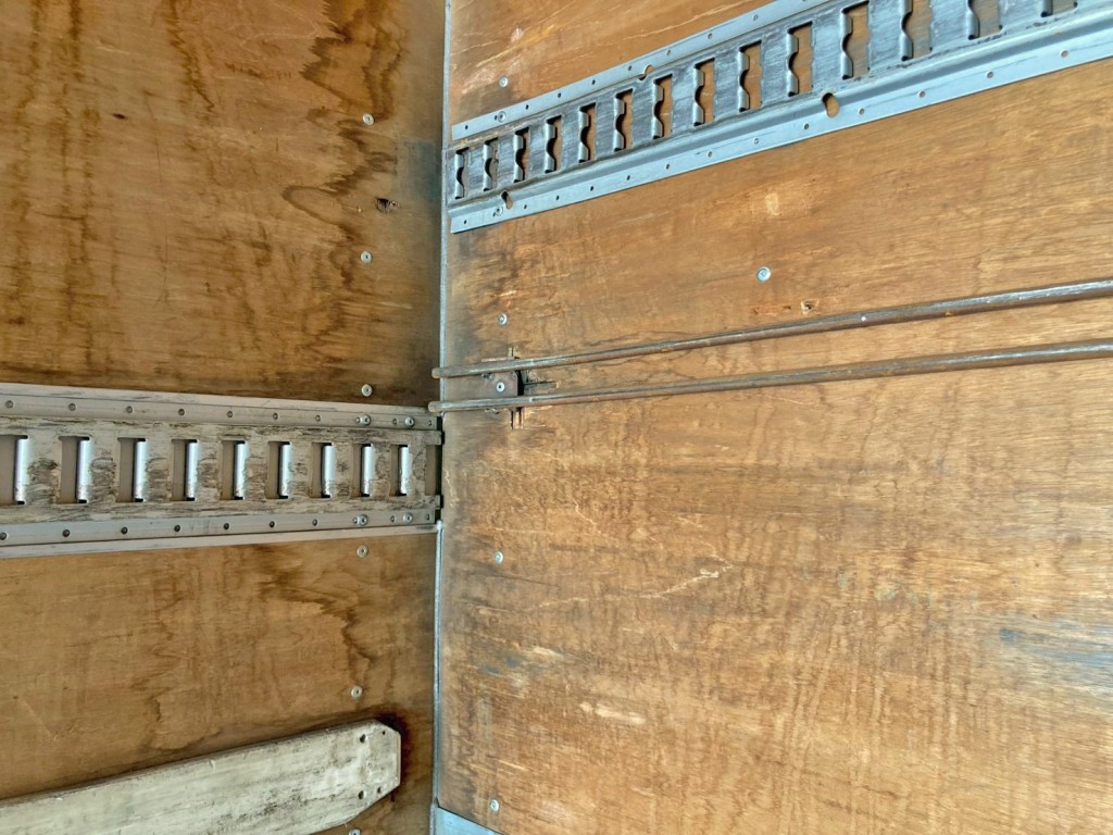 プロテクター助手席側に割れがあります。|いすゞ フォワード TKG-FRR90S2(2WD)の写真25