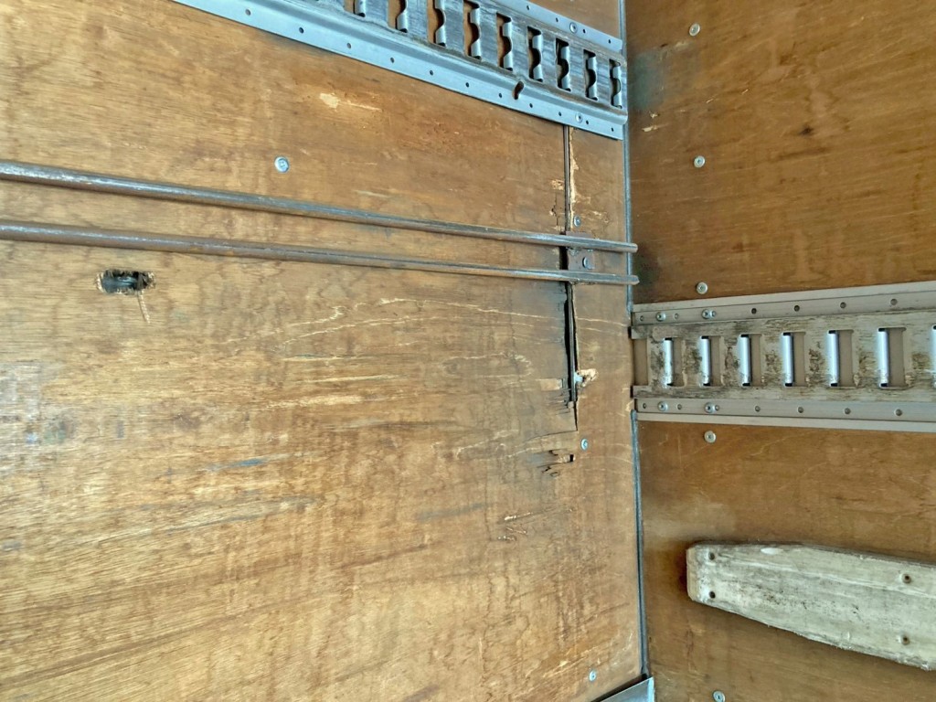 プロテクター運転席側に割れがあります。|いすゞ フォワード TKG-FRR90S2(2WD)の写真26