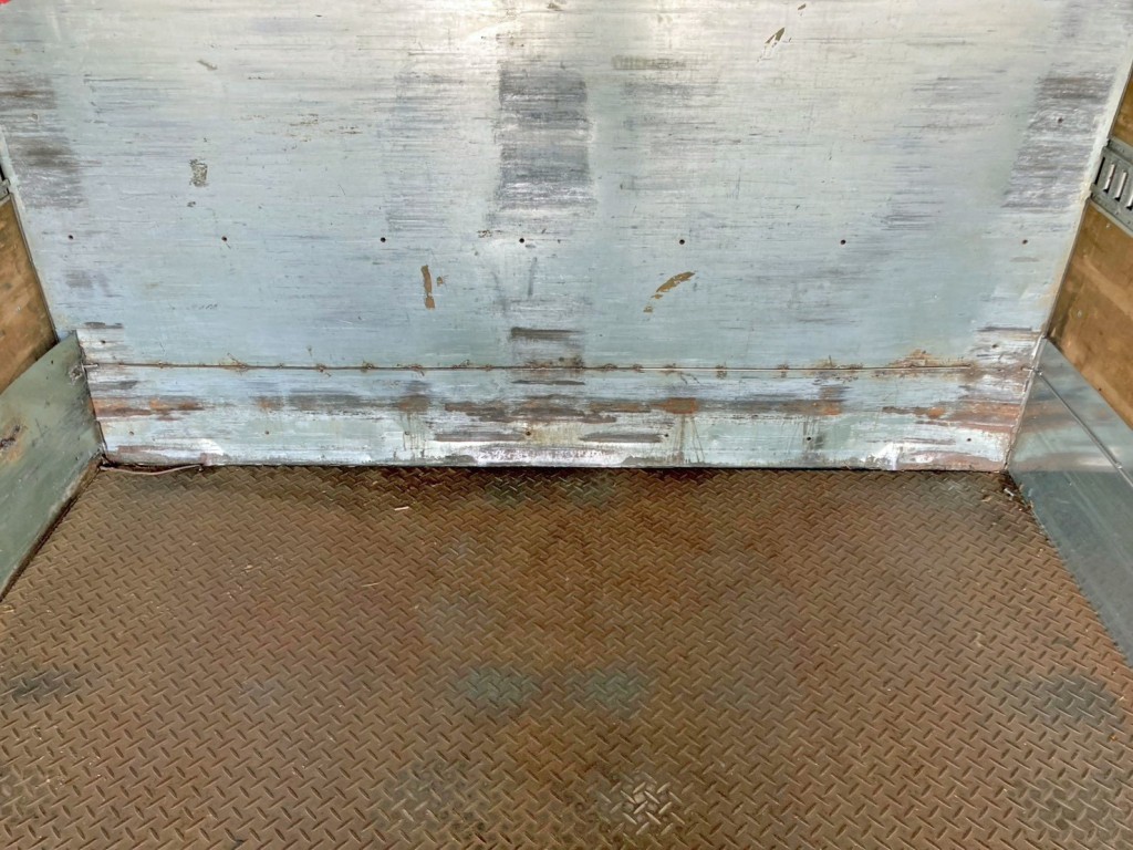 プロテクター下部にヘコミがあります。|いすゞ フォワード TKG-FRR90S2(2WD)の写真27