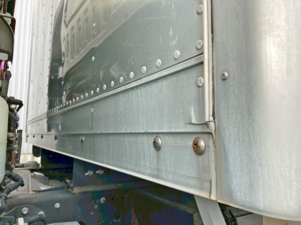 前壁助手席側下部に割れがあります。|いすゞ フォワード TKG-FRR90S2(2WD)の写真28