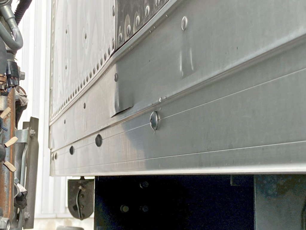 前壁中央側下部に割れがあります。|いすゞ フォワード TKG-FRR90S2(2WD)の写真29