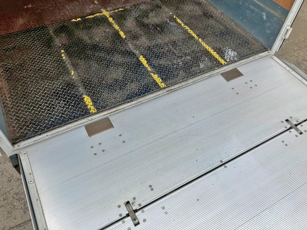 ゲートを上限まで上げた状態です。|いすゞ フォワード TKG-FRR90S2(2WD)の写真31