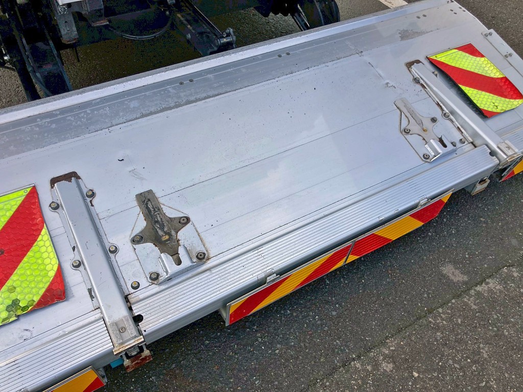 ゲート裏側に引きキズがあります。|いすゞ フォワード TKG-FRR90S2(2WD)の写真32