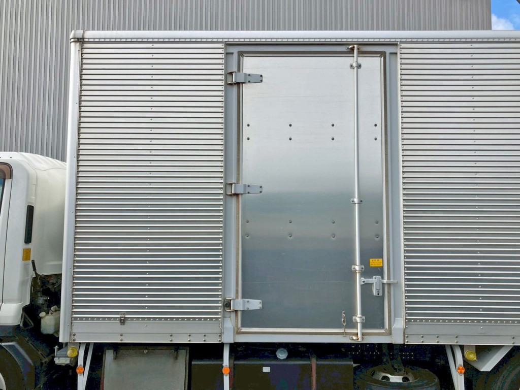 ボディー助手席側前方に片開き式のサイドドアが付いています。|いすゞ フォワード TKG-FRR90S2(2WD)の写真35