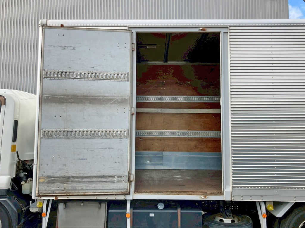 サイドドアを開いた状態です。|いすゞ フォワード TKG-FRR90S2(2WD)の写真36