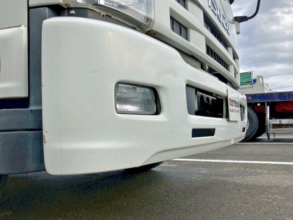 フロントバンパーの所々に小キズがあります。(運転席側)|いすゞ フォワード TKG-FRR90S2(2WD)の写真47