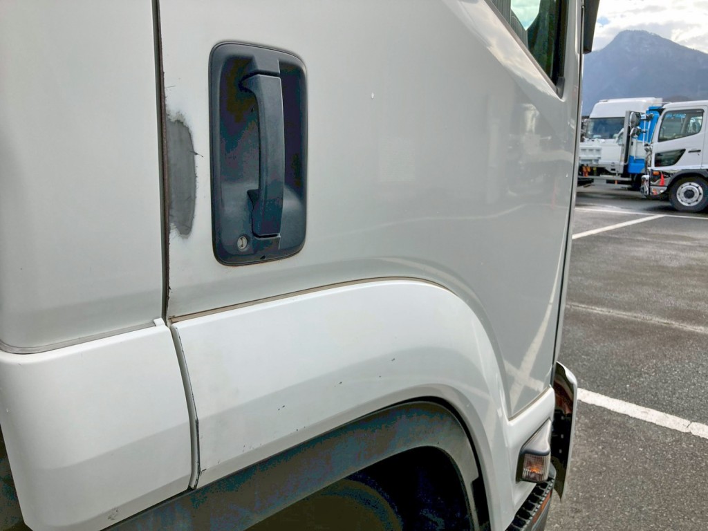 運転席取っ手後方に塗装剝がれがあります。|いすゞ フォワード TKG-FRR90S2(2WD)の写真49