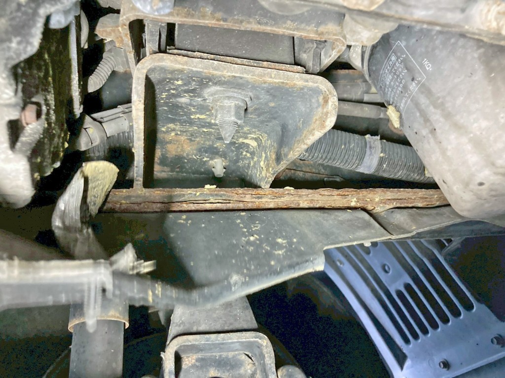 運転席側前方のメインフレームに腐食・膨らみがあります。|日野 レンジャー ADG-FC7JGWA(2WD)の写真10