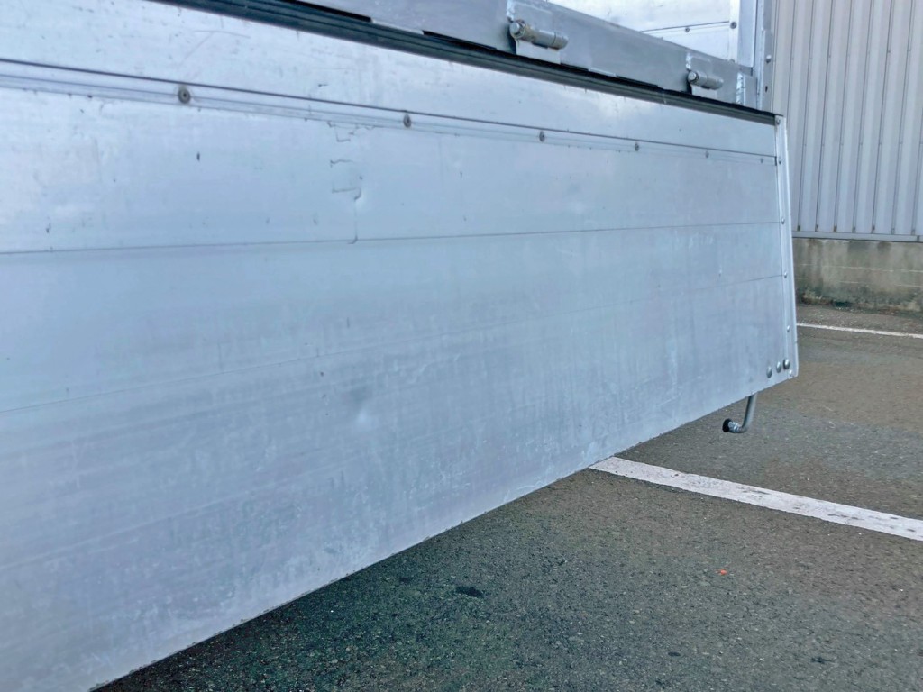 リヤアオリ内側にヘコミがあります。|日野 レンジャー ADG-FC7JGWA(2WD)の写真16