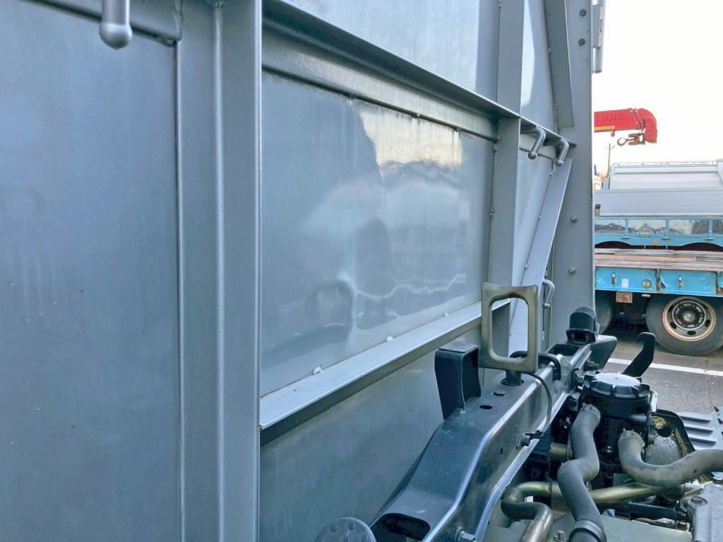 前壁中央部に膨らみがあります。|日野 レンジャー ADG-FC7JGWA(2WD)の写真18