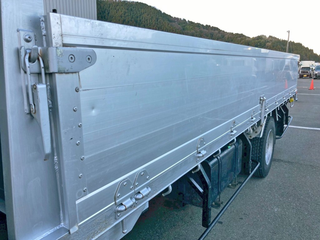 助手席側アオリ前方にヘコミがあります。|日野 レンジャー ADG-FC7JGWA(2WD)の写真20