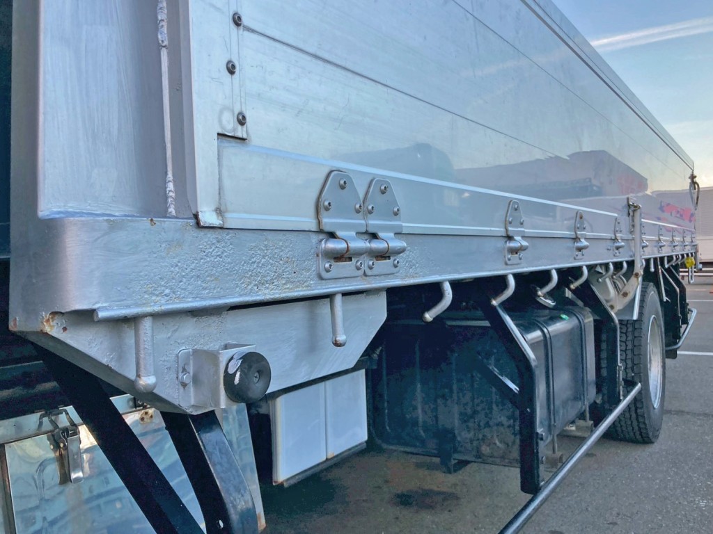 助手席側サイドレールが塗装されています。|日野 レンジャー ADG-FC7JGWA(2WD)の写真22