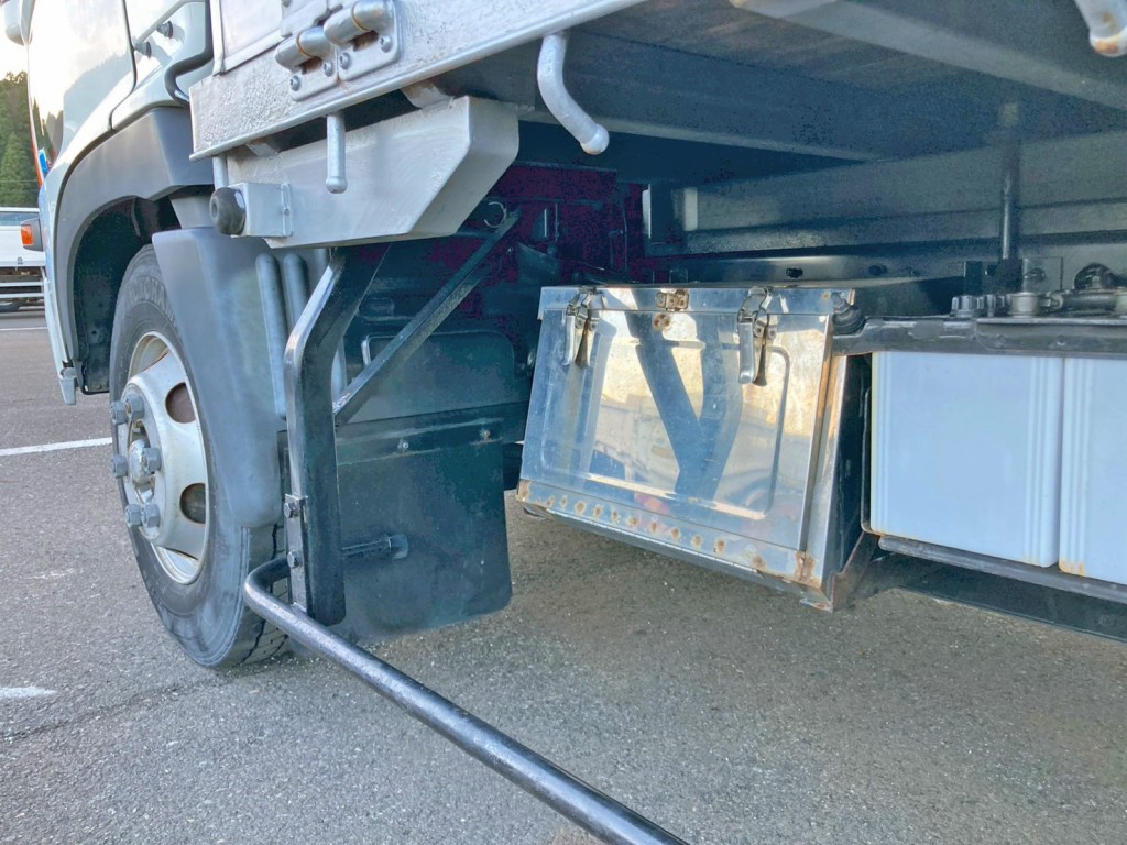 ボディー助手席側前方にステンレス製の工具箱が付いています。|日野 レンジャー ADG-FC7JGWA(2WD)の写真24