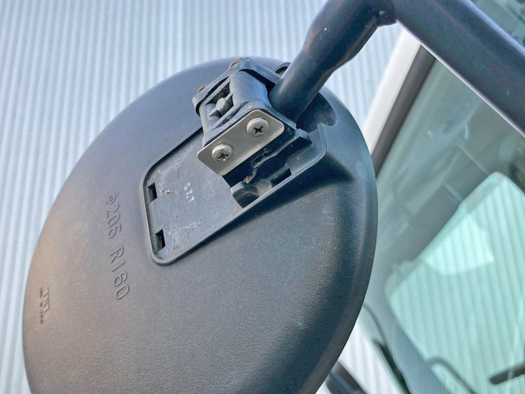 フロントアンダーミラー取付部に割れがあります。|日野 レンジャー ADG-FC7JGWA(2WD)の写真27