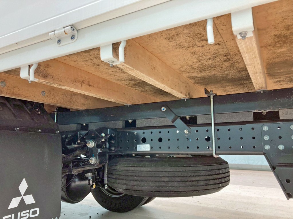 シャーシとネタの状態です。(縦ネタは鉄製・横ネタは木製です)|三菱 キャンター 2PG-FEB80(2WD)の写真6