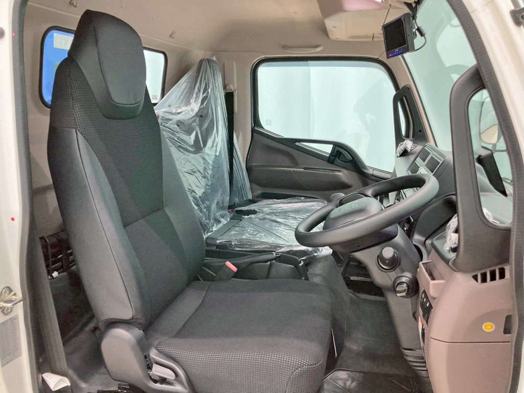 乗車定員は3名です。|三菱 キャンター 2PG-FEB80(2WD)の写真7