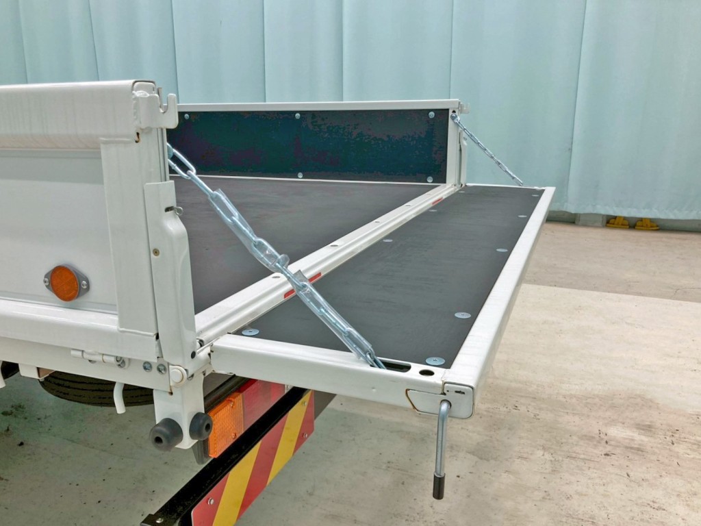 リヤアオリは水平にできます。|三菱 キャンター 2PG-FEB80(2WD)の写真9