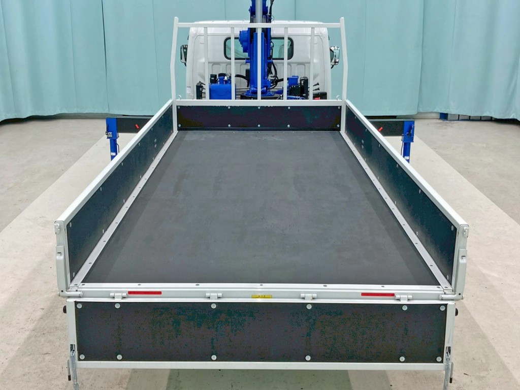 床は板張りです。|三菱 キャンター 2PG-FEB80(2WD)の写真10