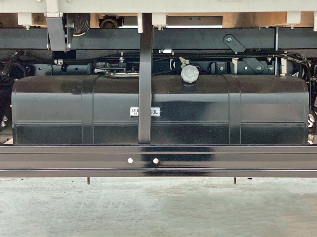 燃料タンクは100Lです。|三菱 キャンター 2PG-FEB80(2WD)の写真18