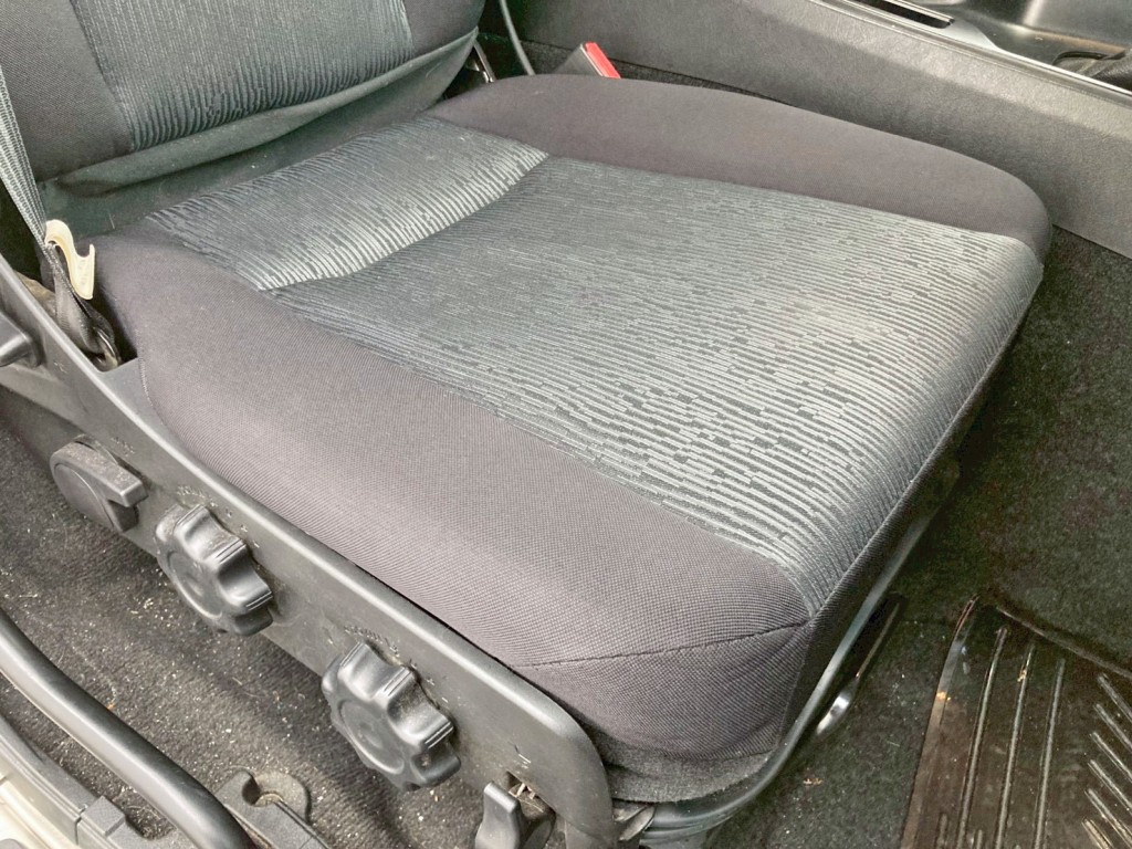 運転席座面にヘタリがあります。|三菱 スーパーグレート 2KG-FV70HYの写真8