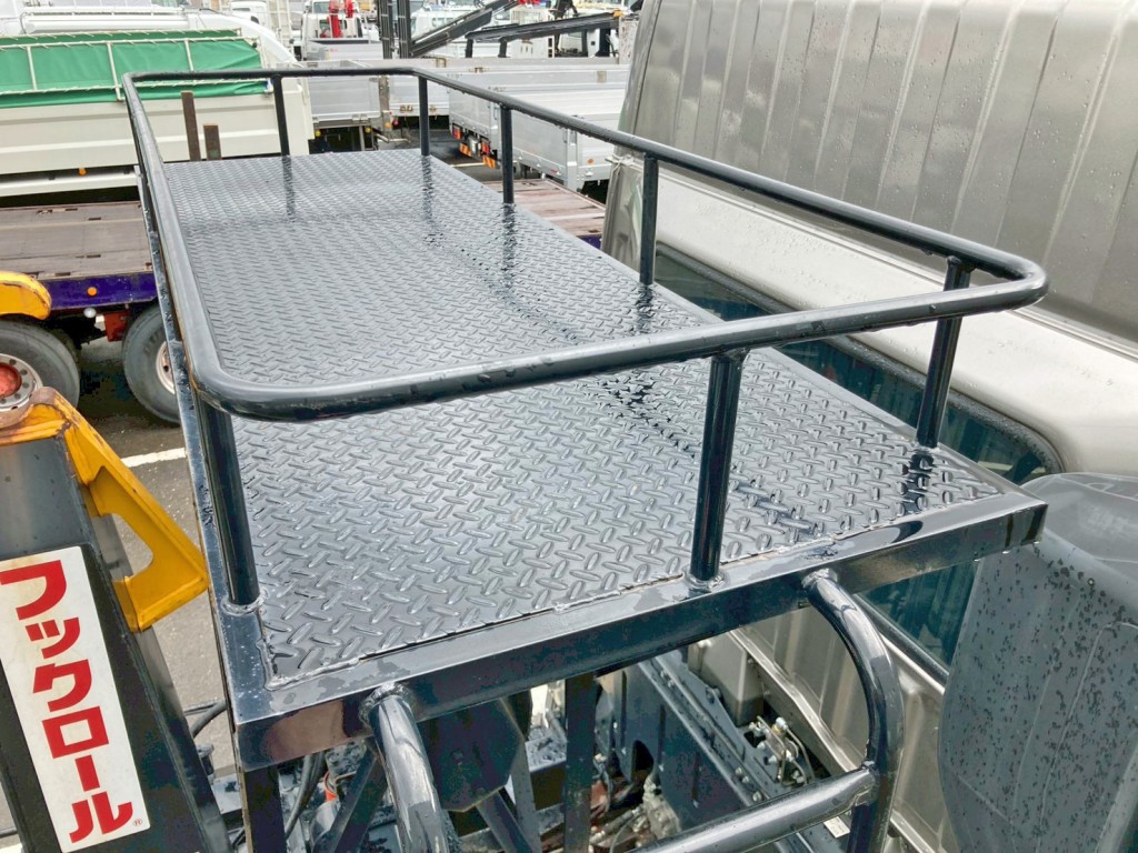 つい立上部の踊り場の状態です。|三菱 スーパーグレート 2KG-FV70HYの写真10