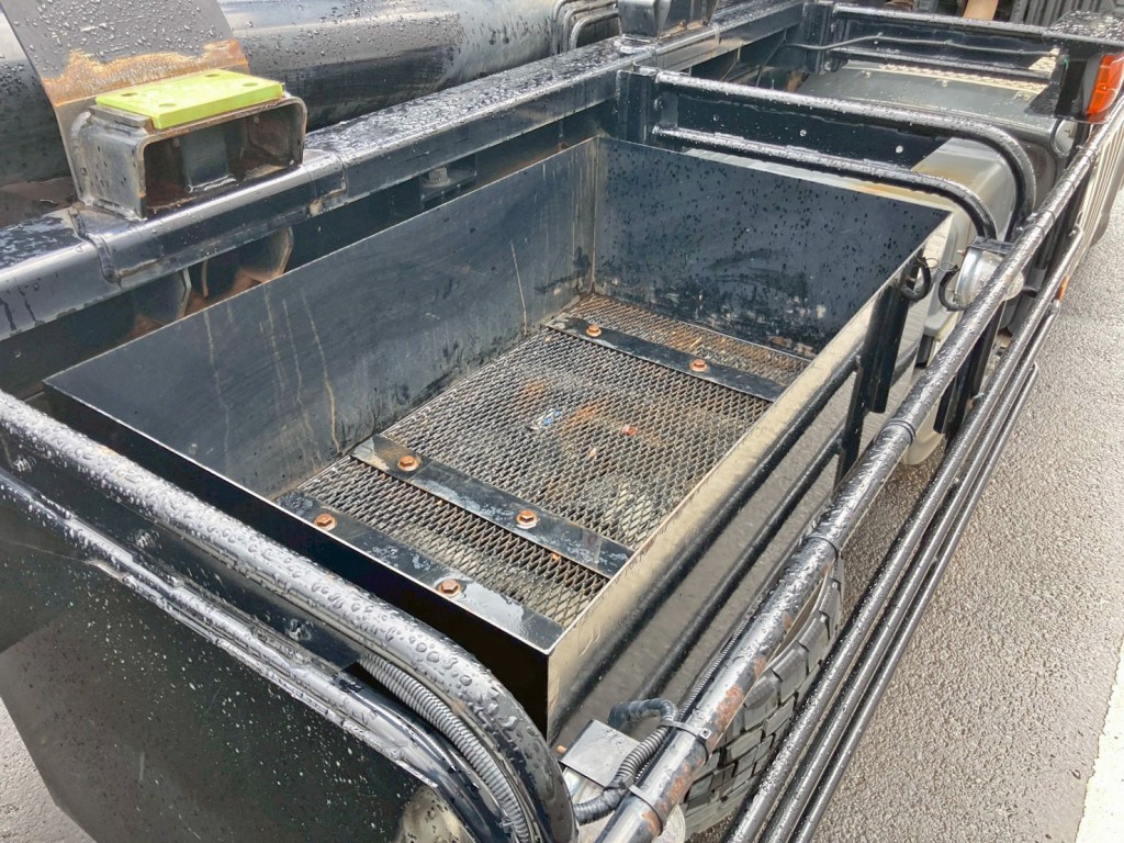 運転席側にりん木入れが付いています。|三菱 スーパーグレート 2KG-FV70HYの写真12