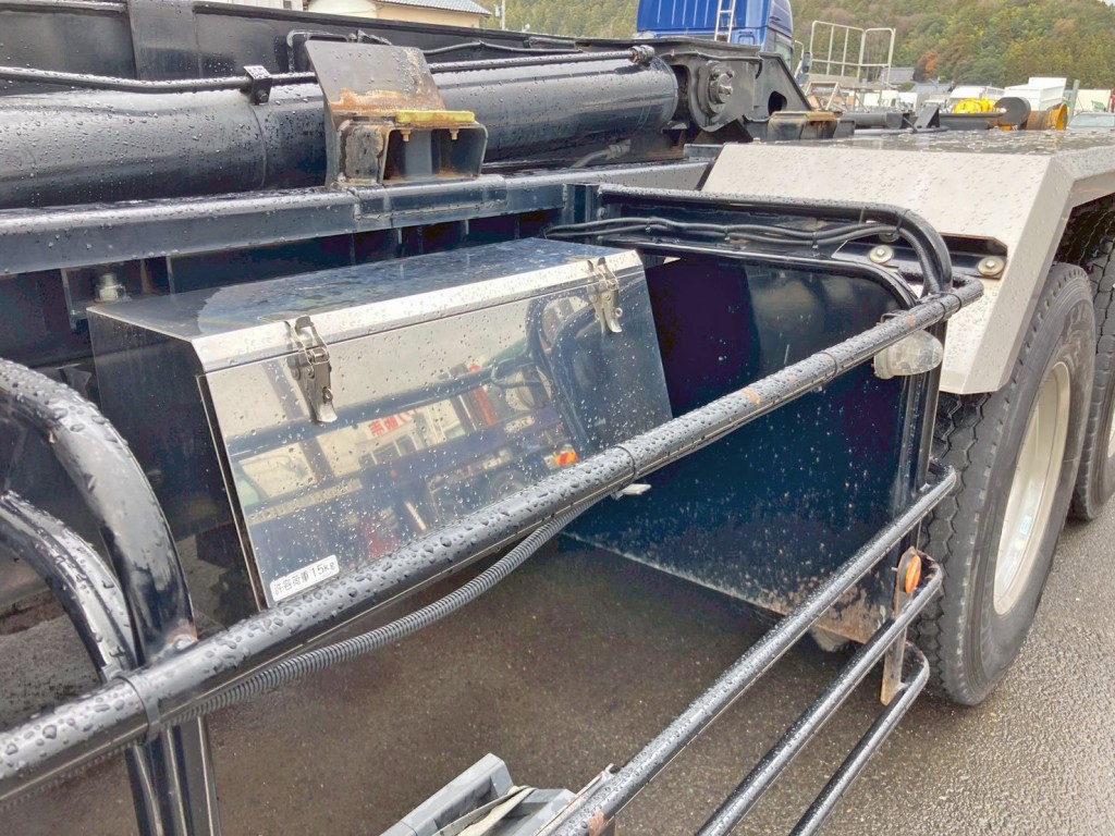 助手席側にステンレス製の工具箱が付いています。|三菱 スーパーグレート 2KG-FV70HYの写真13