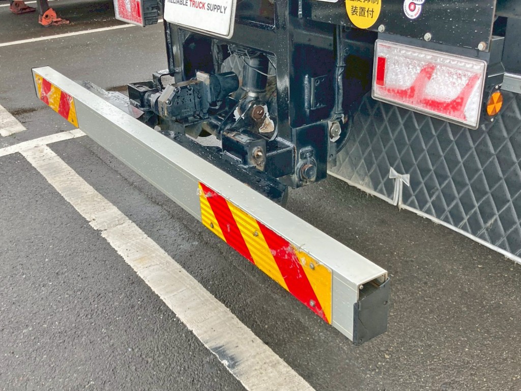 リヤバンパーを張り出し他状態です。|三菱 スーパーグレート 2KG-FV70HYの写真18