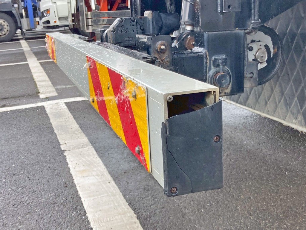 リヤバンパー運転席側カバーに割れがあります。|三菱 スーパーグレート 2KG-FV70HYの写真19