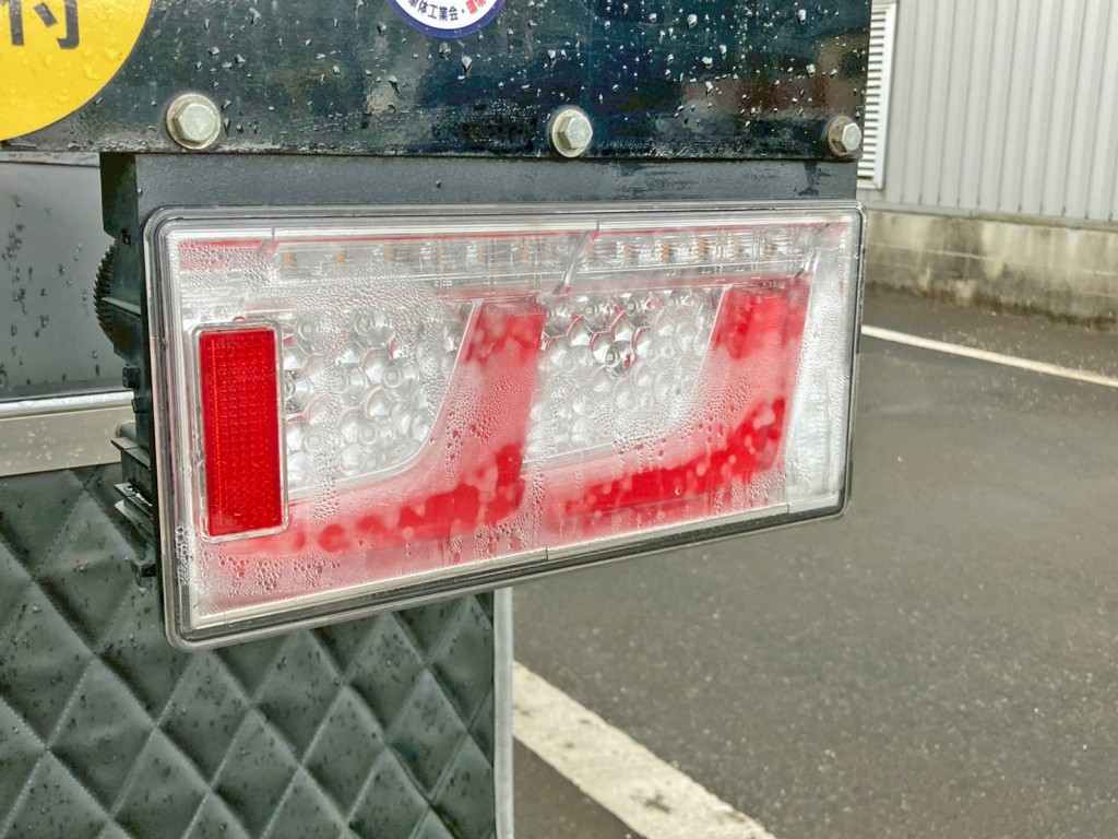 運転席側テールレンズに水混入しています。|三菱 スーパーグレート 2KG-FV70HYの写真21